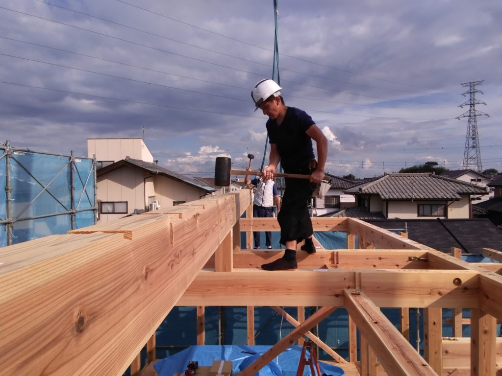 埼玉県大里郡寄居町で薪ｽﾄｰﾌﾞや自然素材を使った金の家のデザインされた注文住宅を建てるなら小林建設