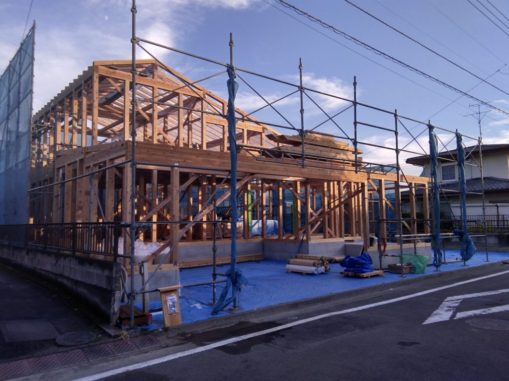 埼玉県大里郡寄居町で薪ｽﾄｰﾌﾞや自然素材を使った金の家のデザインされた注文住宅を建てるなら小林建設