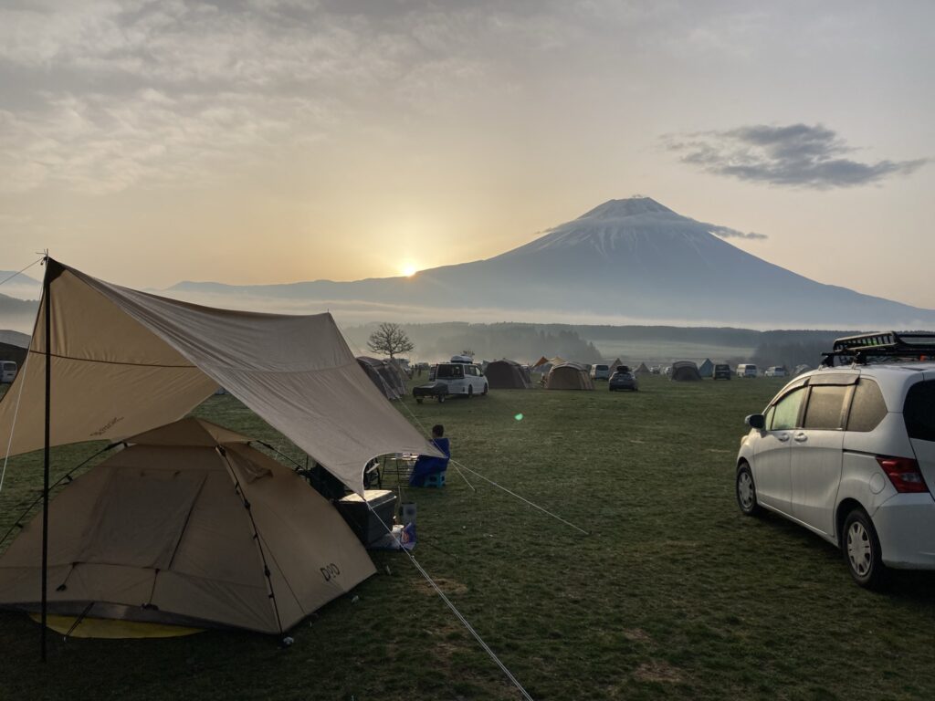 朝日が昇る富士山