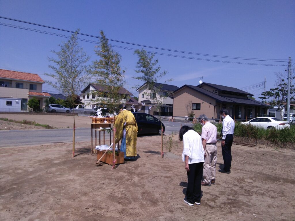 地鎮祭での祝詞奏上の儀の写真です。