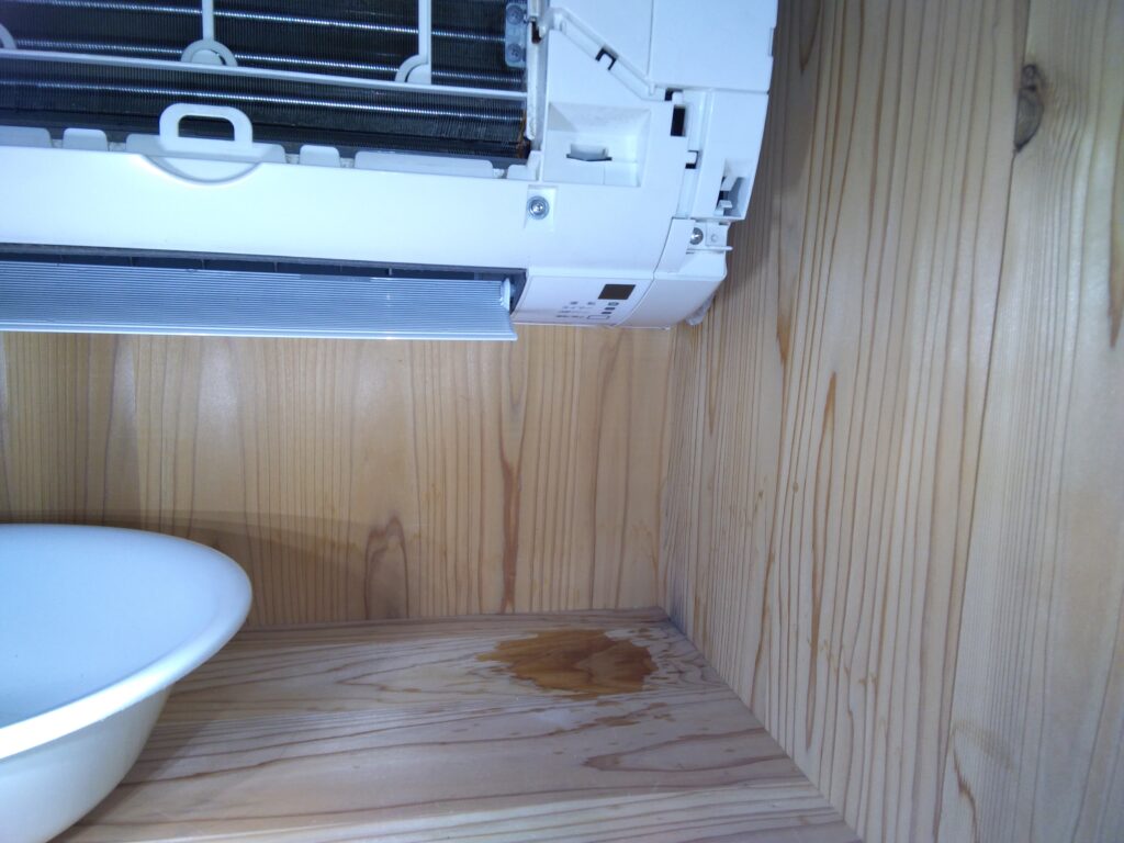 エアコンの室内機からドレン水が漏れて床や壁・家具などが水で濡れることがあります。