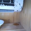 エアコンの室内機からドレン水が漏れて床や壁・家具などが水で濡れることがあります。