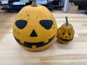 Jack-o'-Lanternのように顔を描いたかぼちゃ