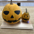 受付に置いた、Jack-o'-Lanternのように顔を描いたかぼちゃ