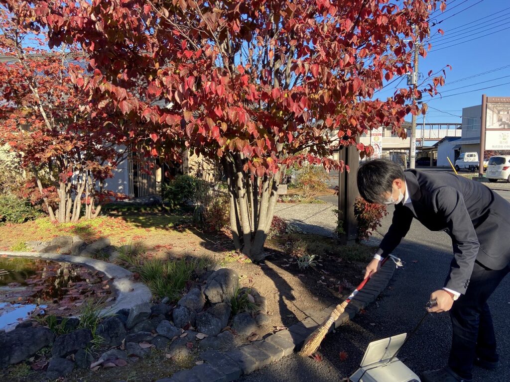 落ち葉掃き　冬も近い　ハウチワカエデ