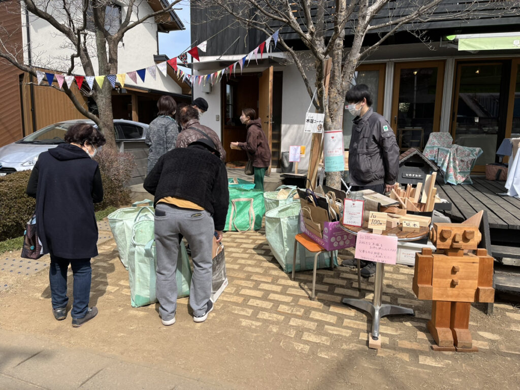 小林建設の栖の杜であるエコショップhinosumikaとS-box⁺の庭で『GREEN MARKET』を開催しました。｜小林建設が担当した建築端材の販売ブース