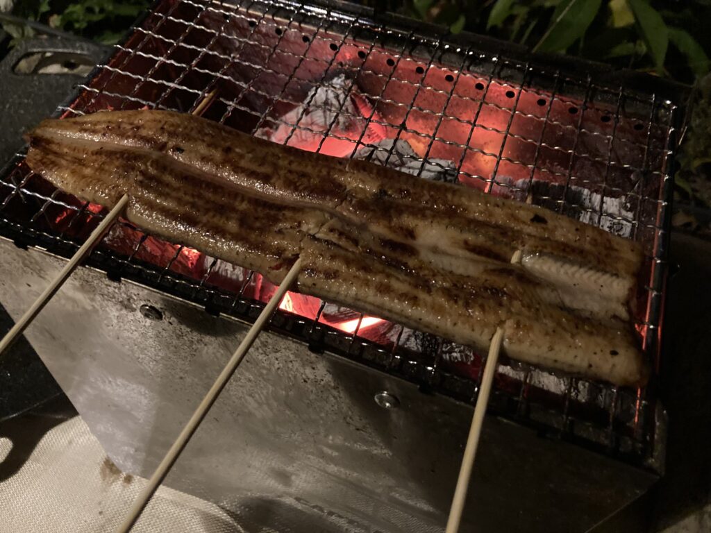 炭火でうなぎを焼く