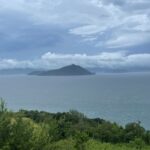 海岸にある木造カフェ