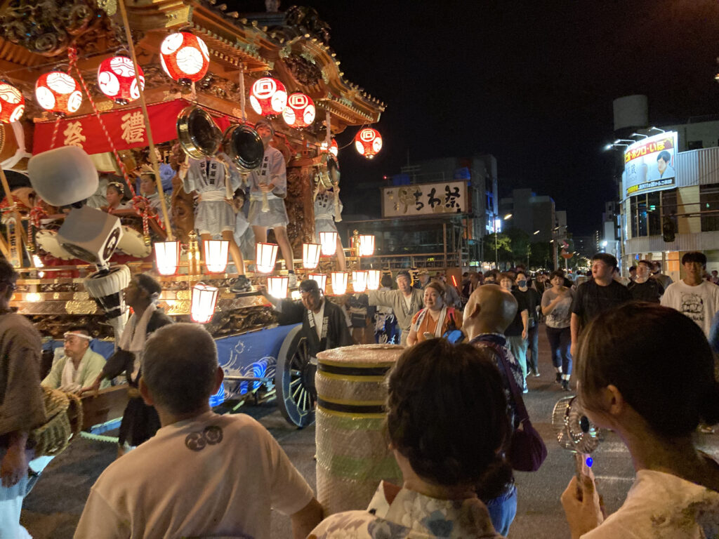 市中を巡行する山車