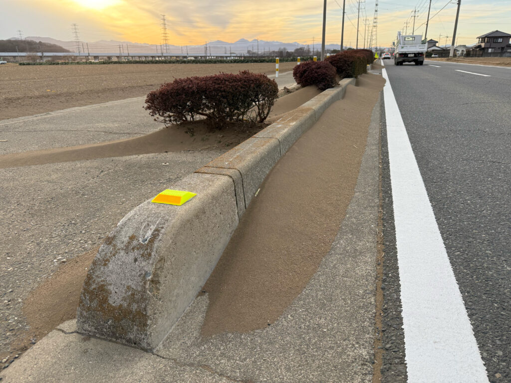 縁石にたまる砂