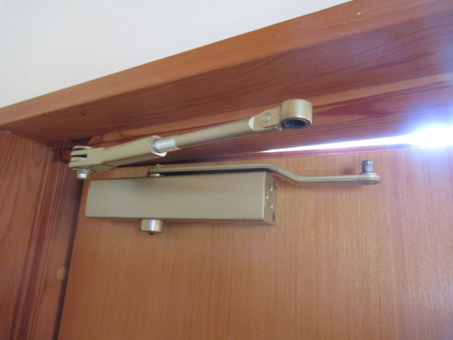 ドアクローザー交換