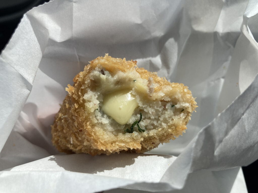 とろ〜りチーズが中に入っているコロッケ