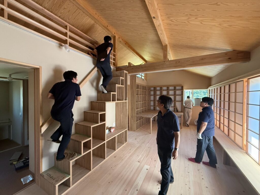 造作の箱階段
