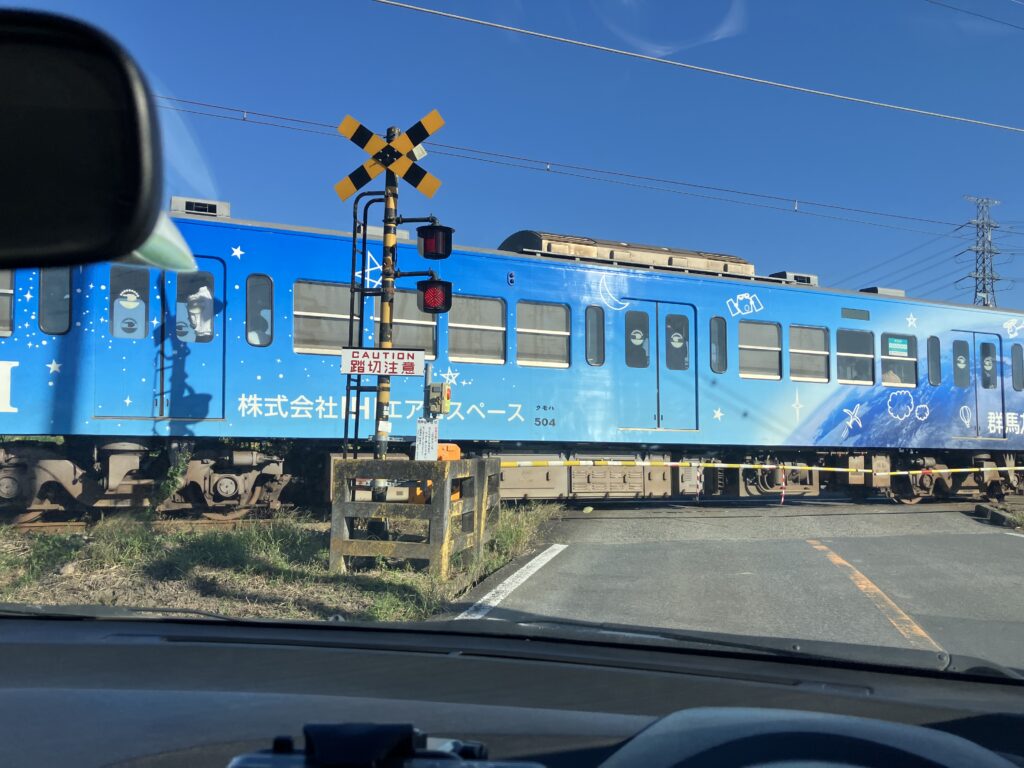 群馬を走るラッピング広告電車の写真