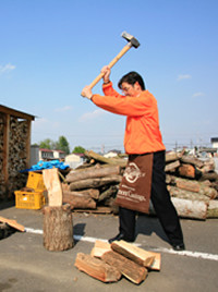 土木屋さん、造園屋さん、木工房、果樹園、森林組合などに声を掛けておけば、薪は集まります。