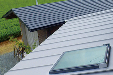 屋根や外壁に日射を反射しやすい素材を使うのも一定の効果があります。