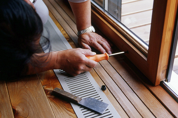 建具の調整を行っています