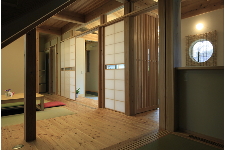 デザイン性のある障子を使った建具が優しく空間を仕切るリビングなら埼玉県本庄市の小林建設