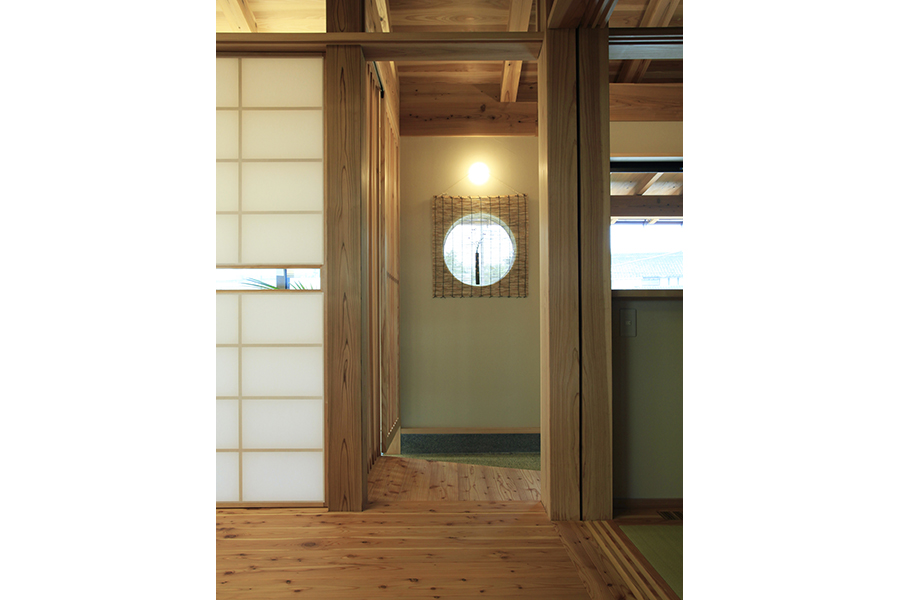 職人手作りの丸い窓が魅力の木の家を建てるなら埼玉県本庄市の小林建設