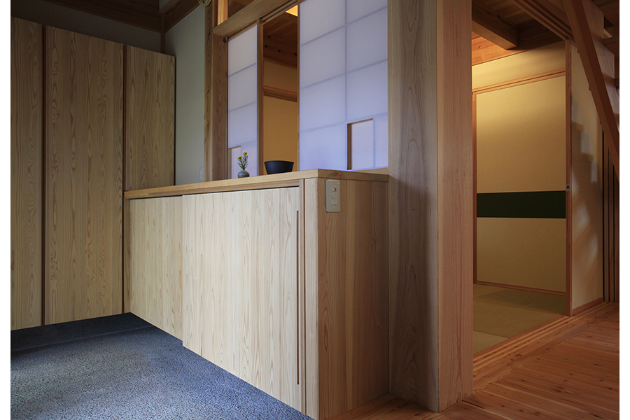大工さんの手作りの玄関の靴箱がある木の家なら埼玉県本庄市の小林建設