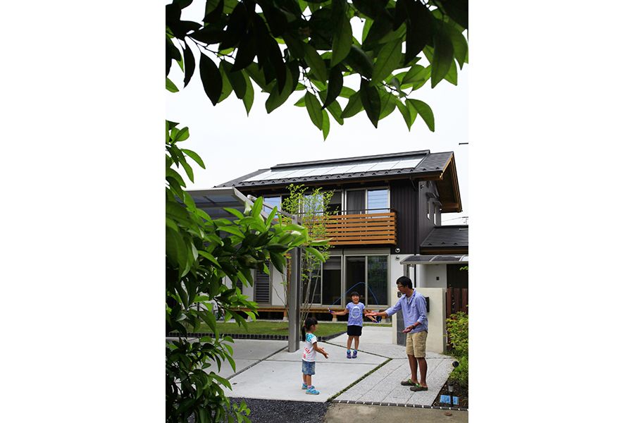 家族と楽しく遊べるお庭があるかっこいい家を建てるなら埼玉県本庄市の小林建設