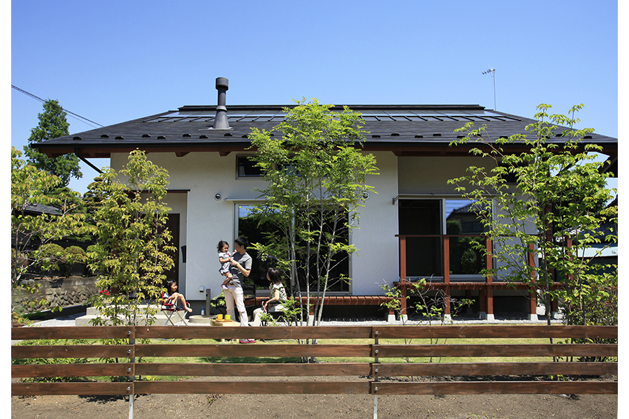 前から見ると平屋のように見える２階建ての住宅を建てるなら埼玉県本庄市の小林建設