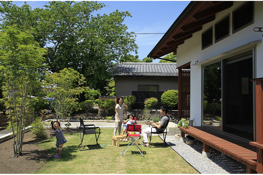 緑いっぱいのお庭に木漏れ日がやさしく揺れる住宅を建てるなら埼玉県本庄市の小林建設