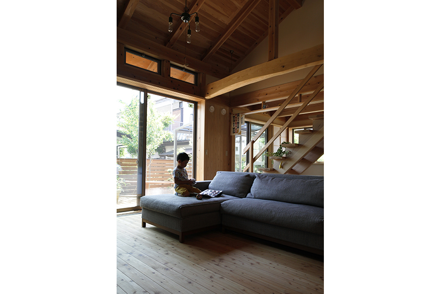 大きなソファを置いてゆったりとくつろげるリビングをつくるなら埼玉県本庄市の小林建設
