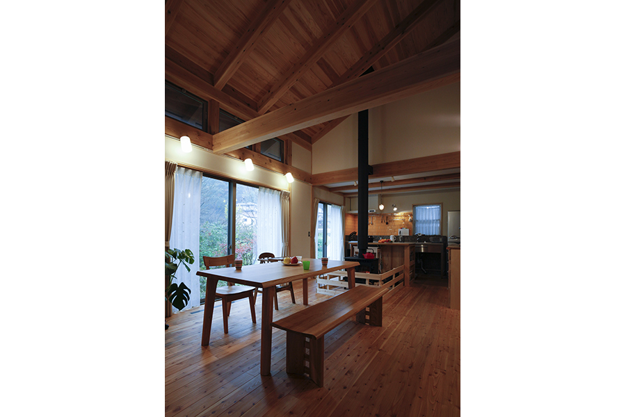 リビングの中心に薪ストーブがあるあたたかい木の家なら埼玉県本庄市の小林建設