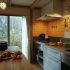 家族と友人たちと楽しく料理ができるように作業台を設けたキッチンなら埼玉県本庄市の小林建設