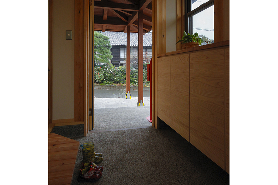 雨が降っても心配いらない長い屋根のかかった玄関なら埼玉県本庄市の小林建設