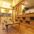 造作のキッチンカウンターの収納棚が魅力の木のぬくもりを感じる平屋なら埼玉県本庄市の小林建設
