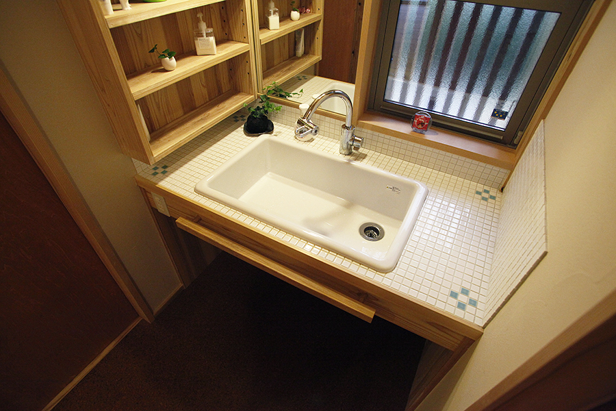 タイルを使用した清潔感のある造作の洗面台なら埼玉県本庄市の小林建設