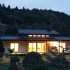 夕暮れの中、あたたかい光が照らしてくれる二世帯住宅なら埼玉県本庄市の小林建設