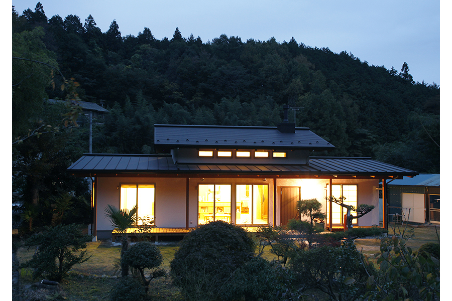 夕暮れの中、あたたかい光が照らしてくれる二世帯住宅なら埼玉県本庄市の小林建設