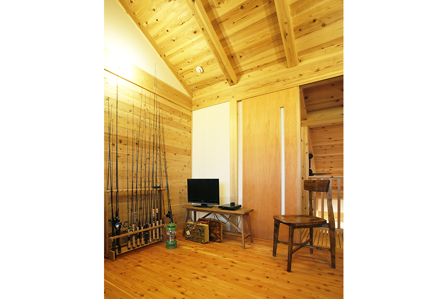 釣りなどの趣味部屋に最適な室内の壁を一部板張りにしたかっこいい部屋のある家なら埼玉県本庄市の小林建設
