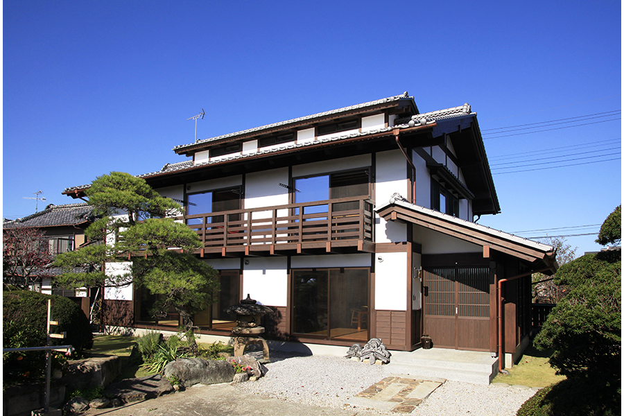 風情のある瓦屋根と格子戸のある外観の家を建てるなら埼玉県本庄市の小林建設