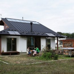 薪ストーブのある大屋根で開放感のある住宅なら埼玉県本庄市の小林建設