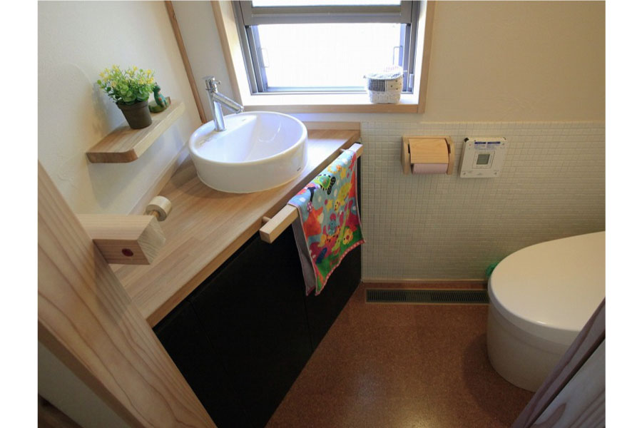 トイレの造作洗面に飾り棚を設けた住宅なら埼玉県本庄市の小林建設