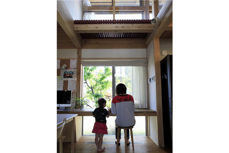 親子並んで作業ができる造作のカウンターをつくるなら埼玉県本庄市の小林建設