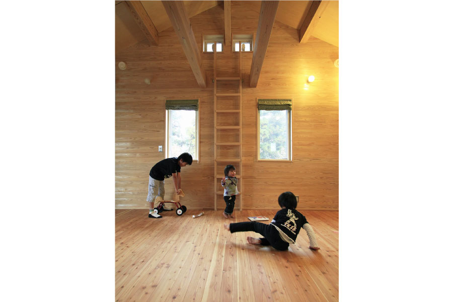 移動式の家具のおかげで広々とした2階の子供室なら埼玉県本庄市の小林建設