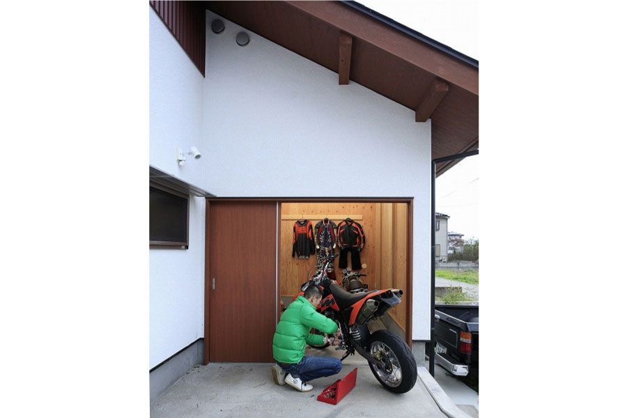 外からも使えるバイク置き場がある木の家なら埼玉県本庄市の小林建設