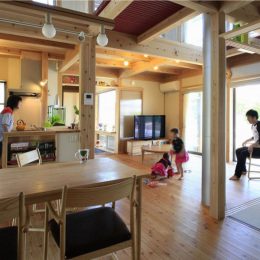 壁で部屋を区切らないため、広々とした空間に仕上がるリビングなら埼玉県本庄市の小林建設