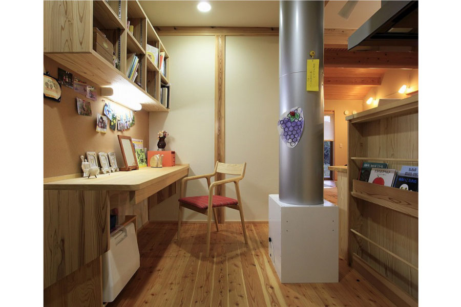 キッチンの側にある吊本棚付きのカウンター机なら埼玉県本庄市の小林建設