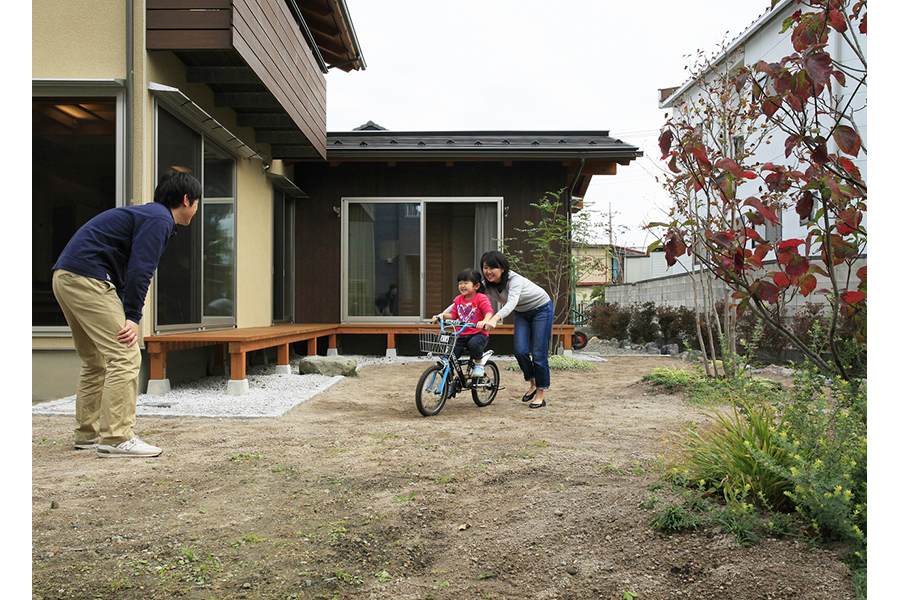 南側にあるお庭。自転車の練習もお母さんとお父さんと一緒なら楽しくできます