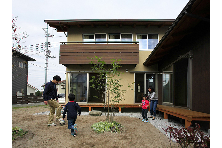 柱のないバルコニーが魅力の木の家を建てるのなら埼玉県本庄市の小林建設