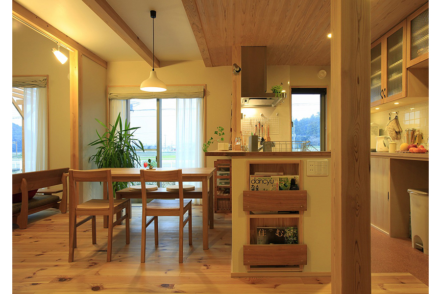 窓から外の庭を眺められるダイニングキッチンなら埼玉県本庄市の小林建設