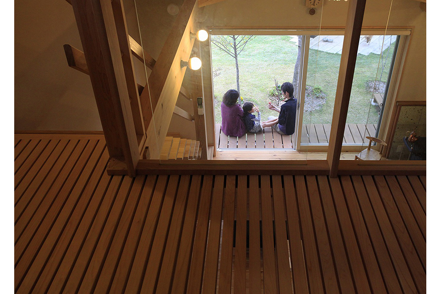 スノコの床とガラスの手摺りで吹抜けの開放感を演出する木の家なら埼玉県本庄市の小林建設