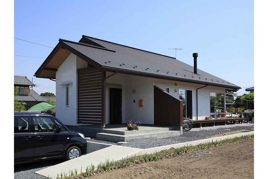 風除け、リビングへの視線除けの袖壁など外観デザインに凝った木の家なら埼玉県本庄市の小林建設