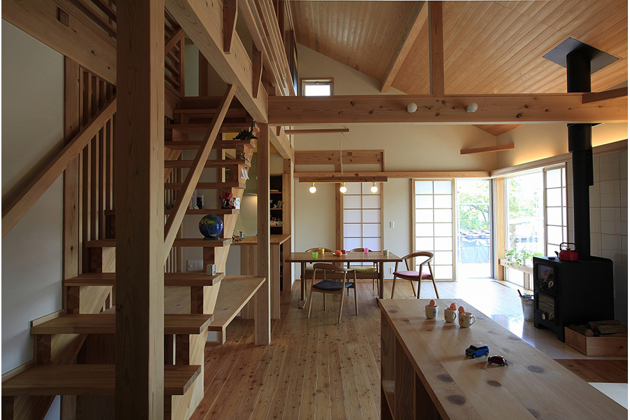 すっきりとしていてカッコイイ板張りのリビング天井なら埼玉県本庄市の小林建設